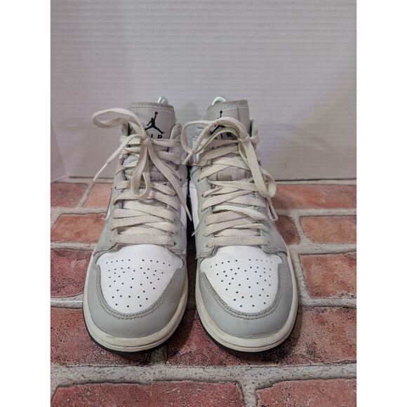 Size 7 - Women's - 5.5 Men Nike Air Jordan 1 Mid Light Smoke Grey Fog BQ6472-015 - Picture 2 of 10